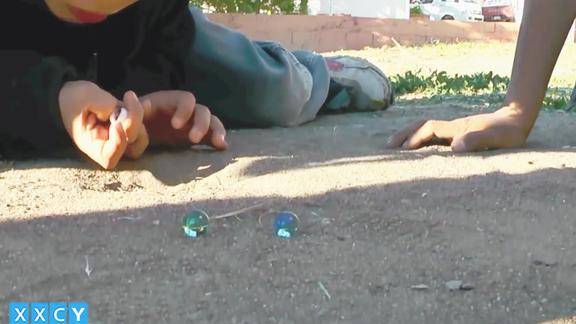 把一堆玻璃渣变成晶莹琉璃球玩法你还记得吗我们叫打弹珠