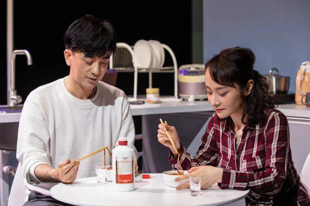 上海话剧艺术中心演员张瑞涵和李黎在剧中饰演一对即将离婚的普通夫妻