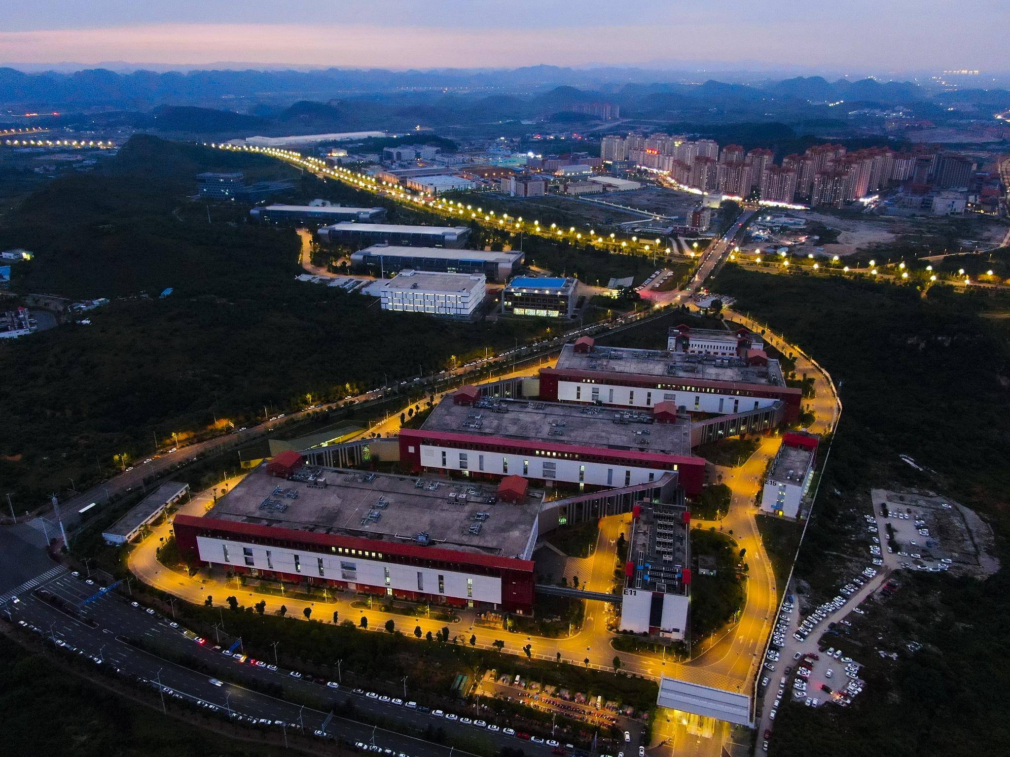 贵安黔中大道夜景璀璨