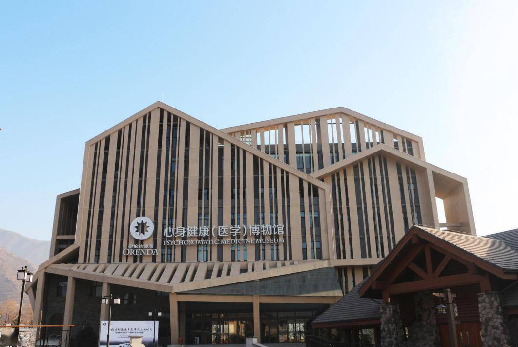 以"特色产业 幸福运营"模式为中国度假小镇提供了新思路和新范式的