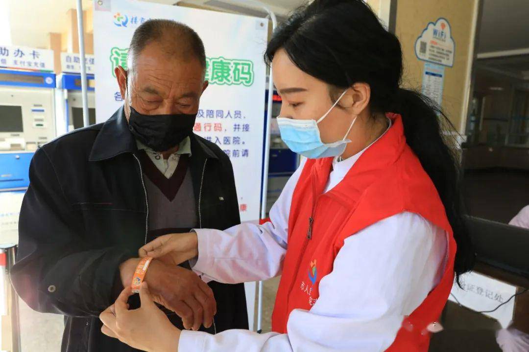 栖霞市人民医院设计,定制的"七色防控专用腕带"为杜邦纤维纸材质,防水
