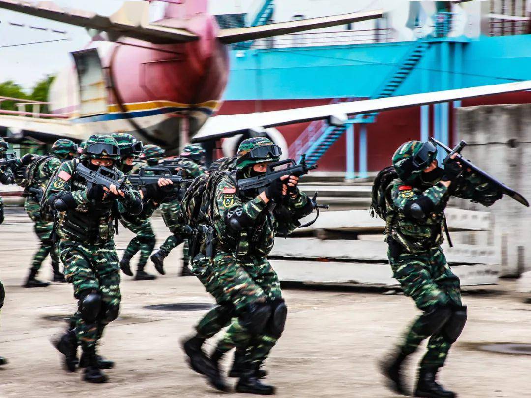 燃!武警特戰隊員沙場練兵忙(內有精彩視頻)