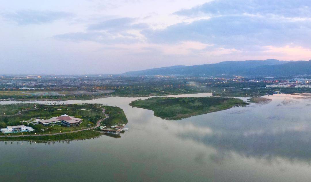 晉陽湖公園是太原最大的公園,擁納沙灘浴場,聽浪灣,碼頭等眾多景點