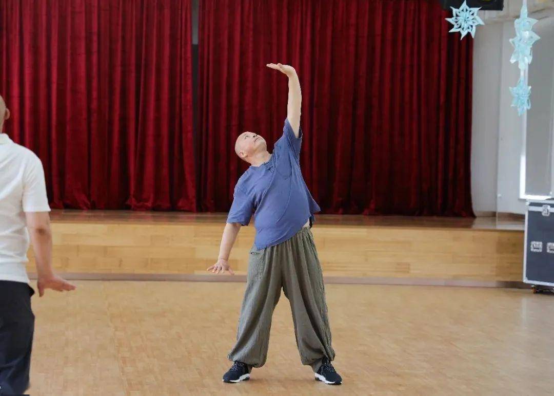 枫叶小熊遇见少林绝学,释延奥法师亲授八段锦