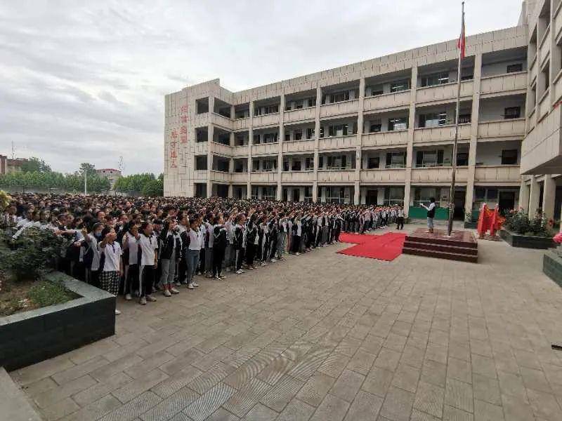红旗猎猎祭英魂誓言铮铮震乾坤记上蔡中学初中部新学期第一次升旗仪式