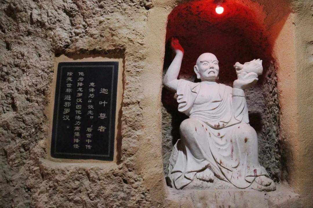 的眼神越过今生参透来世,穿越千年岁月不老……时光可让沧海变桑田,但