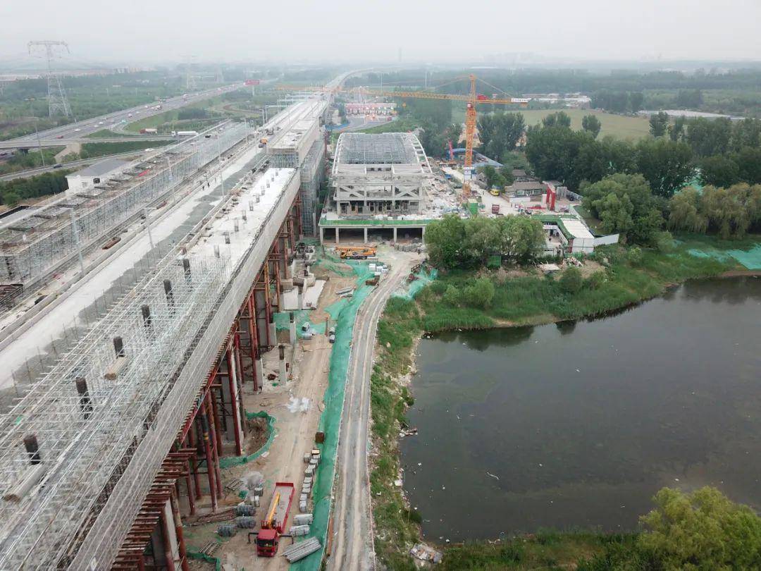 "北青社区报记者昨日获悉,京沈高铁顺义西站站房主体结构已完工,全面