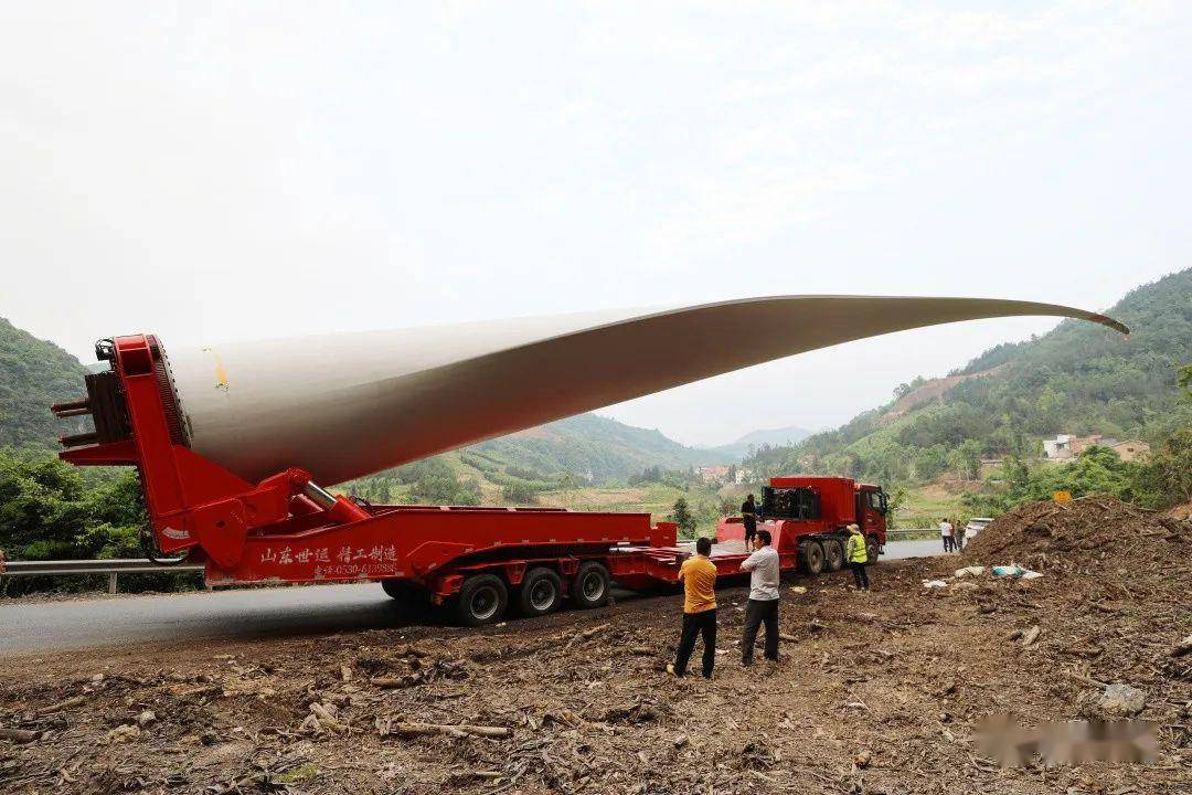 环江:风机叶片每扇长达70余米,重达约17吨,首扇巨无霸叶片如何到达