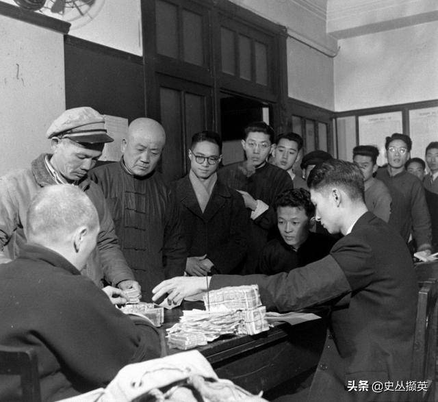 民国时期的法币如同废纸,人们拿它糊窗户-搜狐大视野-搜狐新闻