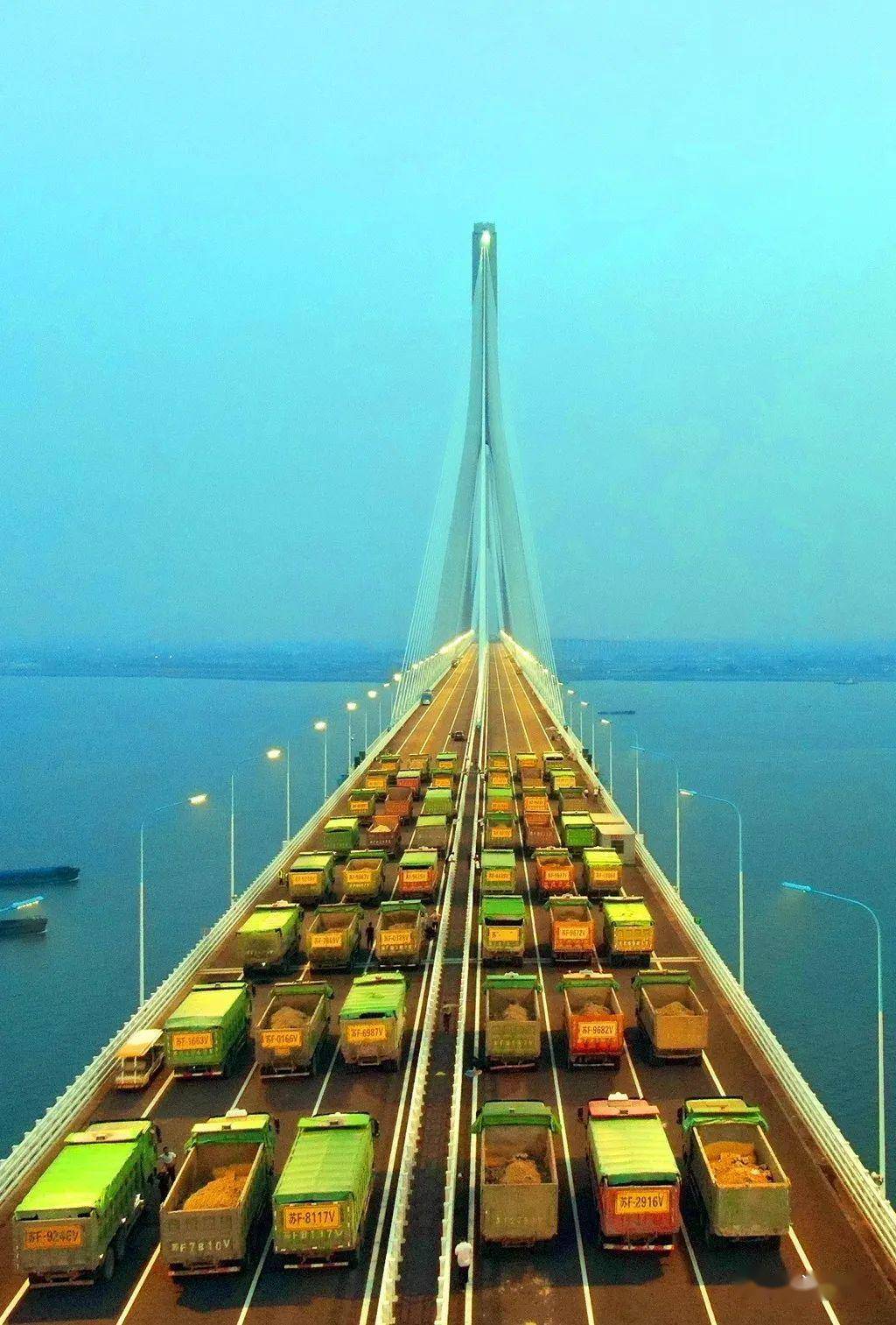 震撼今晨沪通长江大桥完成一项国内之最试验