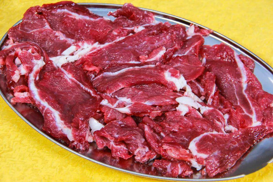 鲜 牛 肉牛肉切得薄而均匀,堪称切割的"黄金比例"~肉片紧紧黏实盘子