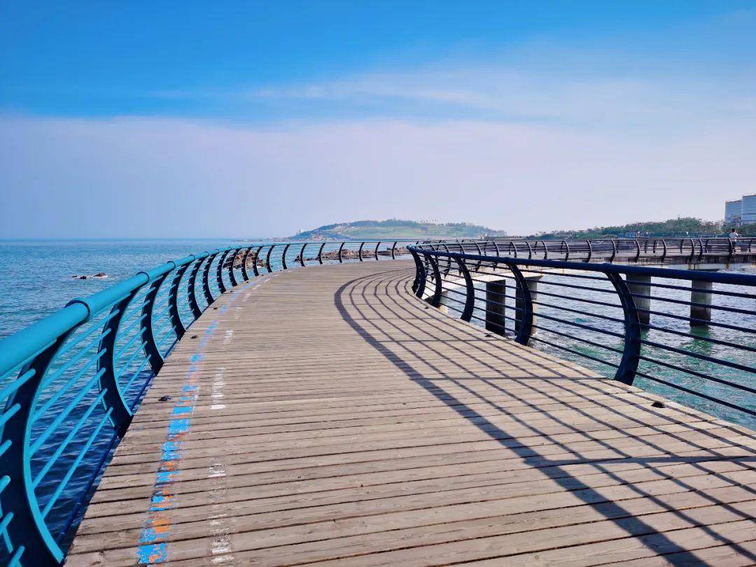 实拍!青岛这座悬在海面上的木栈道火了,很多本地人都没去过_手机搜狐