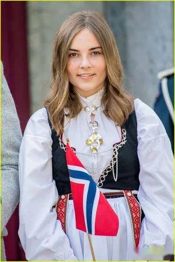 最美公主长大了,笑容像阳光一样,16岁已显露出未来女王气质_英格丽德