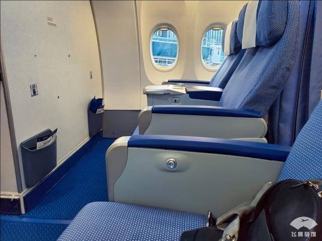 6年的738,就是目前的最新配置:一排公务舱,没有ptv.