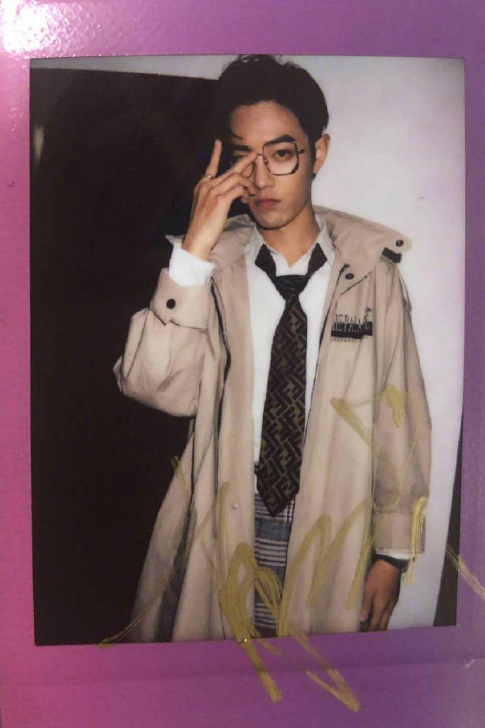 肖战拍立得合集手势达人战高糊也挡不住的优越