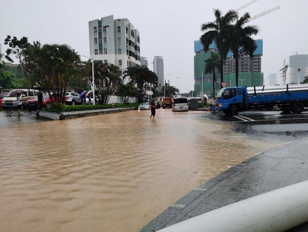 珠海今年首个暴雨红色预警!多路段水浸严重!一批公交停运,改线!