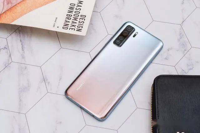 换机首选麒麟820超高颜值年轻人的选择