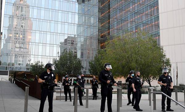 "封"白宫,"抓"记者,美国暴乱持续升级!_抗议