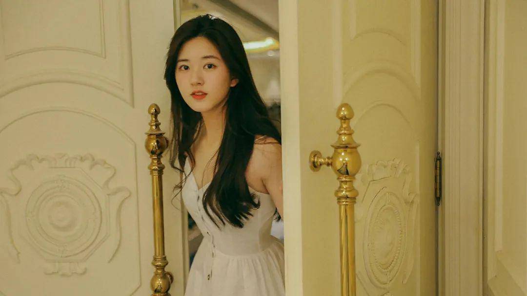 别用自己的三观,轻易评价别人的生活_杨澜