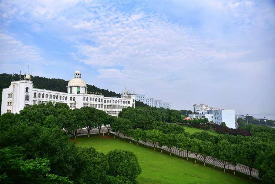 漢口學院京山校區項目選址溫泉街道,跨窯山和蓮花山兩村,項目於2019年