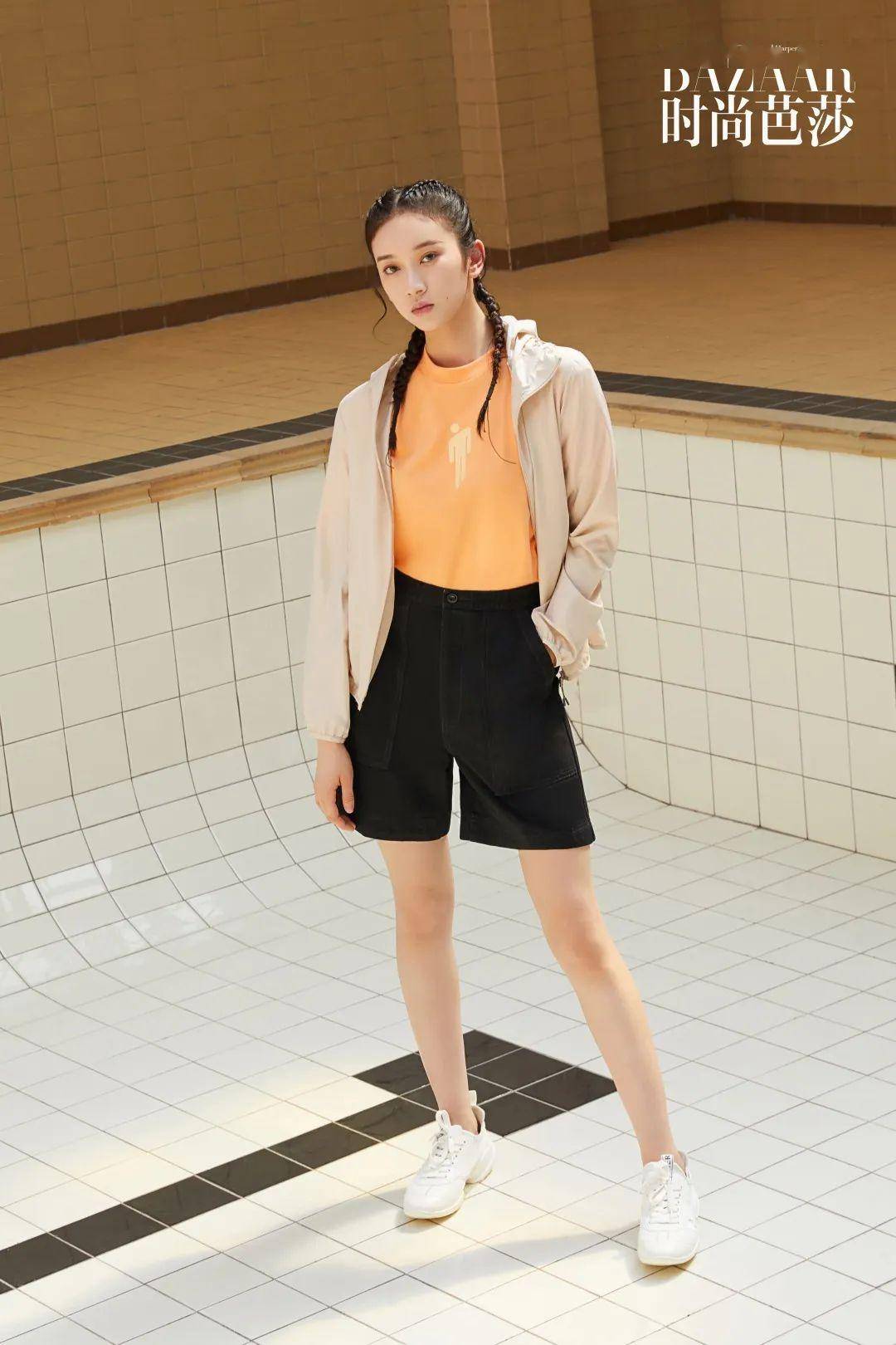 节目中穿过白色和浅蓝色两款,特别清爽;可爱的李子璇选择了粉色款