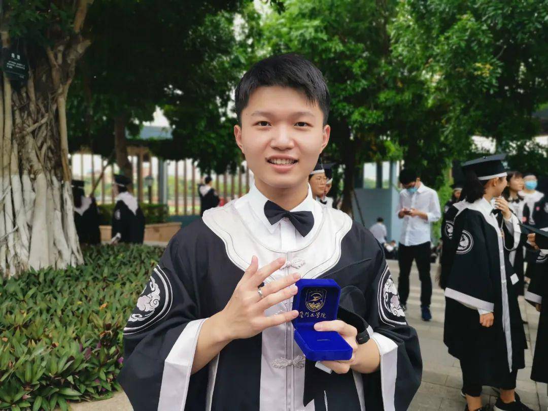 包含着我们这四年的美好一次毕业典礼一件学士服一顶学士帽一纸毕业