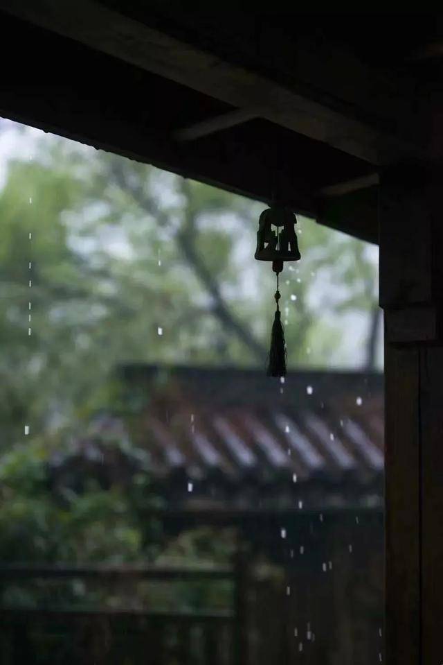 临窗听雨的图片图片