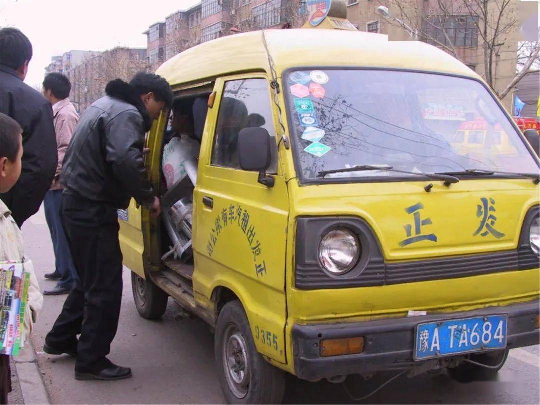 从"长辫子"电车,黄"面的",到新能源公交车,出租车,再到地铁,共享单车