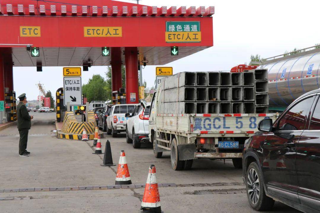 司机朋友们,你们体验过一边"嗖嗖嗖",一边"堵堵堵"吗?_收费口