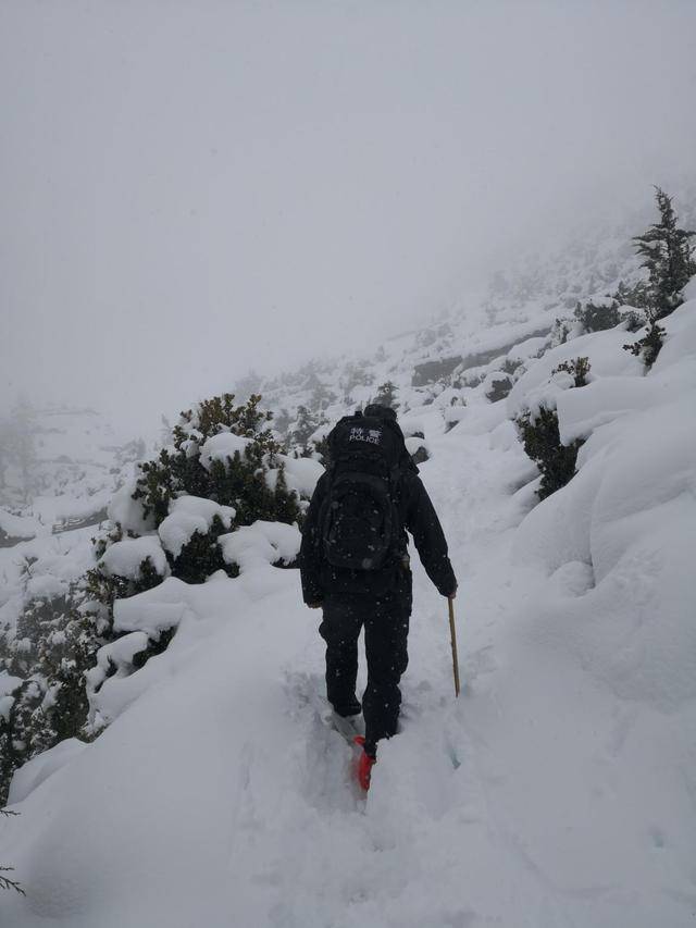 德钦县公安局民警在虫草山执勤,背着行囊踏雪前行.