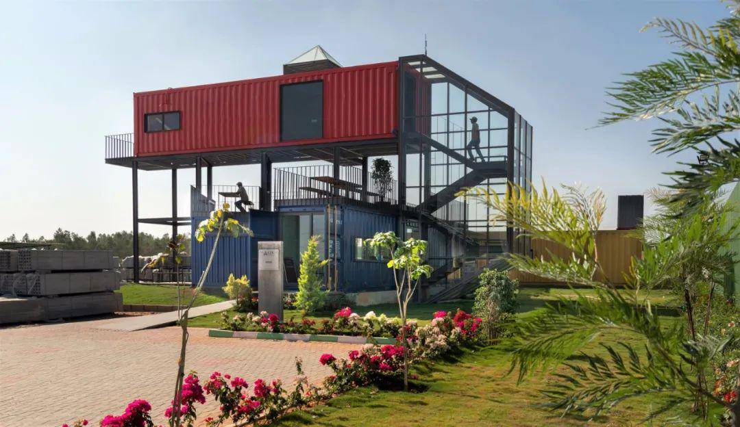 这个集装箱办公室就是让人想来上班的迷你巢穴