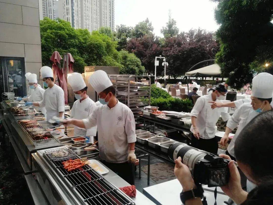 行政总厨变身"烤串大叔",五星级酒店烧烤摊,一号难求!