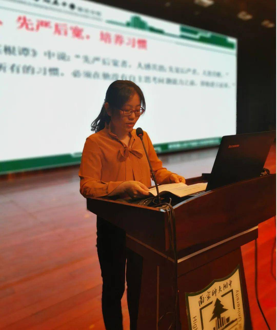 第一位主讲嘉宾是我校的赵颖老师,她是我校优秀班主任的常青树,也是我