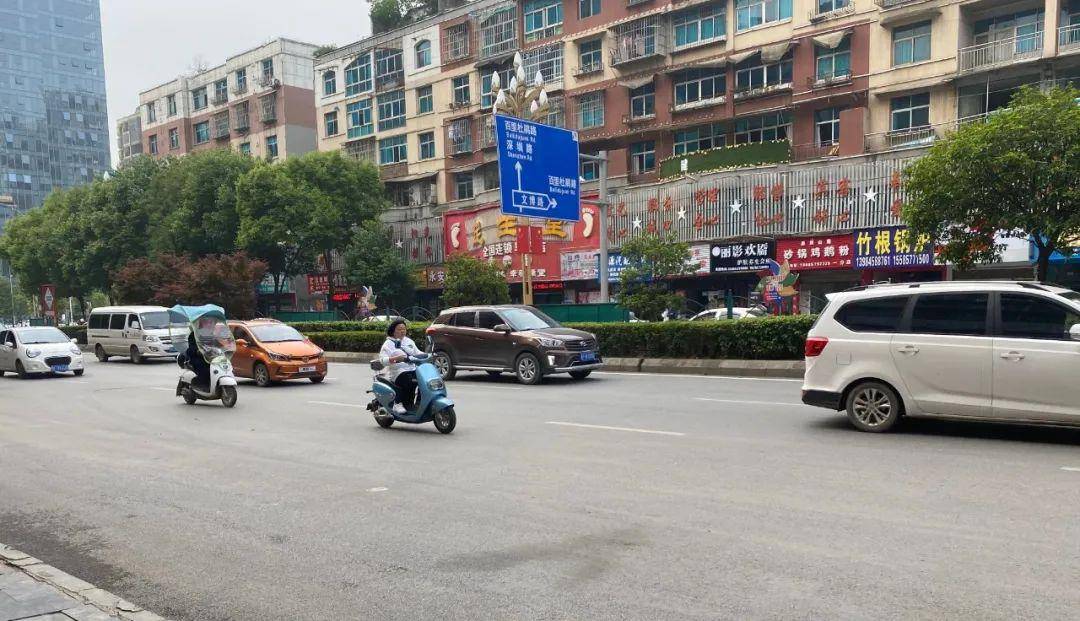 路段和洪南路一样,少数摩托的车主佩戴了安全头盔,但坐在后排的市民却