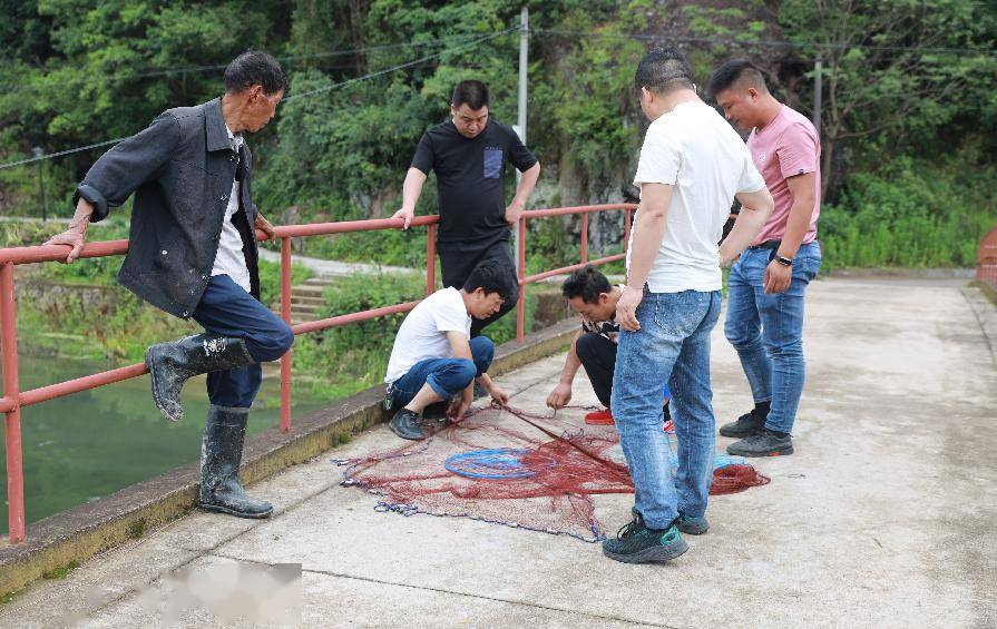 杨溪水库开闸泄洪,下游数百人都在等
