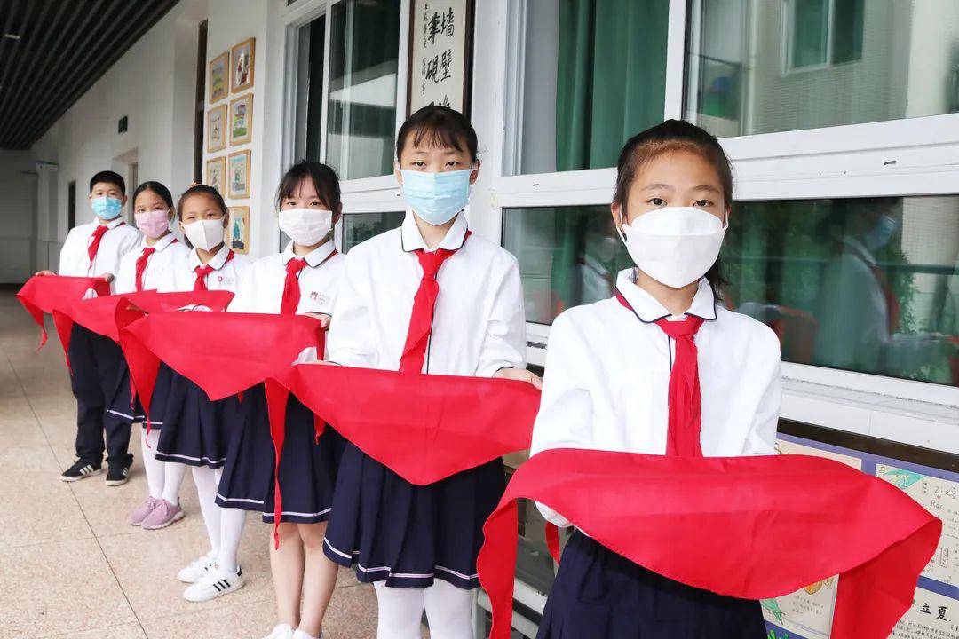 富春七小六一节志zhi先锋争做新时代好队员