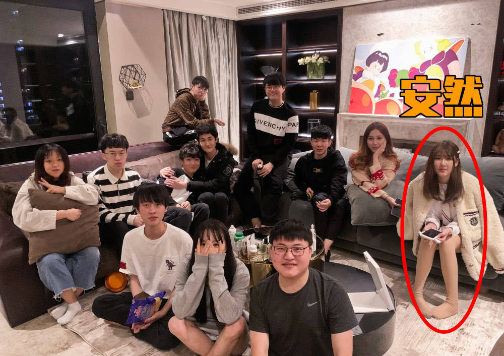 英雄联盟金童玉女分手,小虎安然感情剧终,安然发文五分钟霸占热搜第一