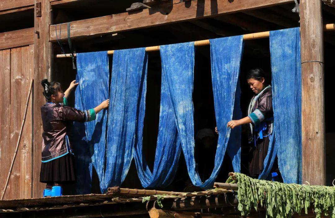 苗家的蜡染侗家的布,蓝色,是他们生命的自然镜像,也是流淌在手中的