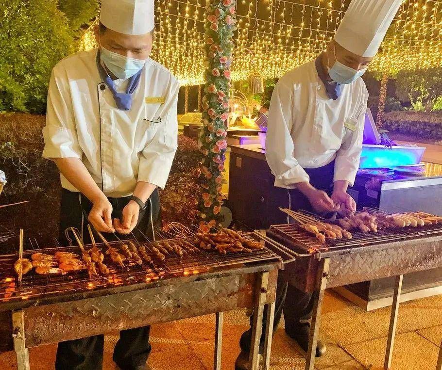 行政总厨变身"烤串大叔",五星级酒店烧烤摊,一号难求!