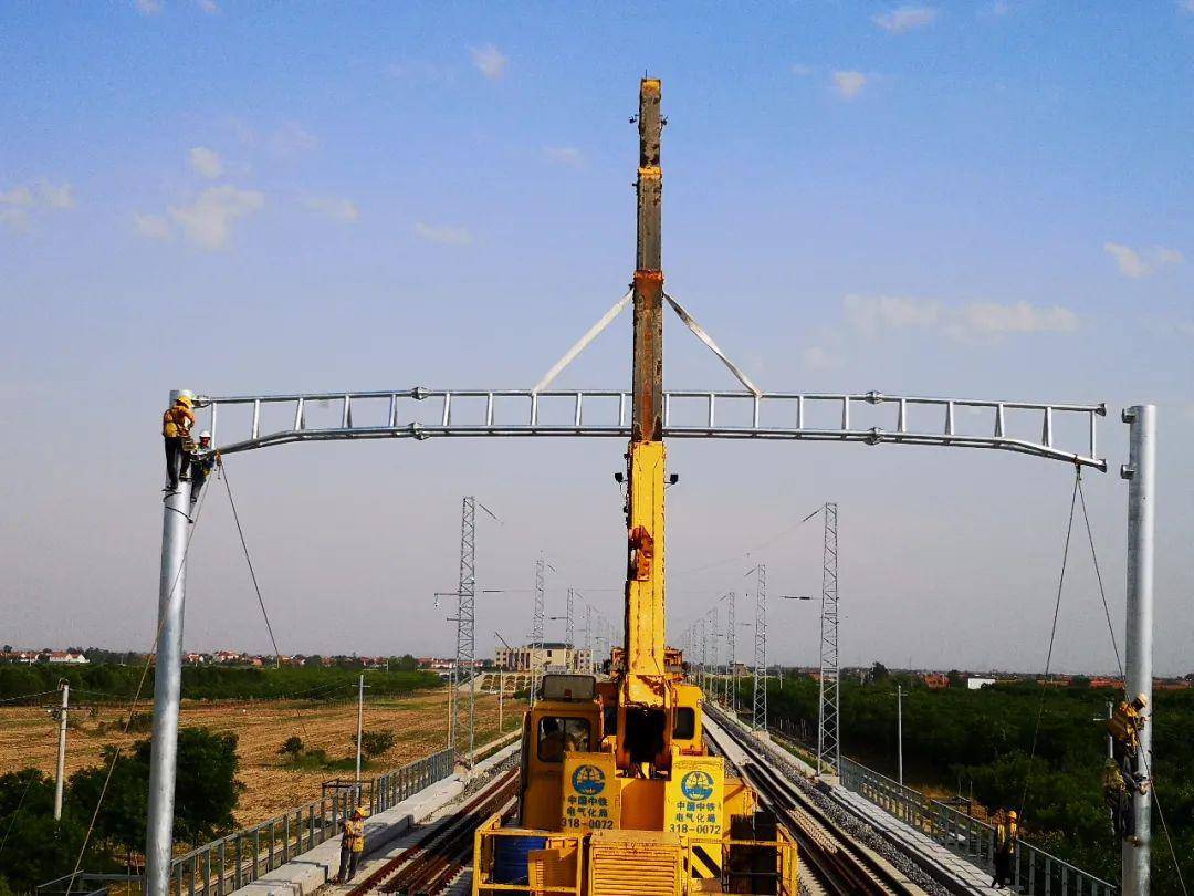 黄大铁路首组硬横梁架设成功