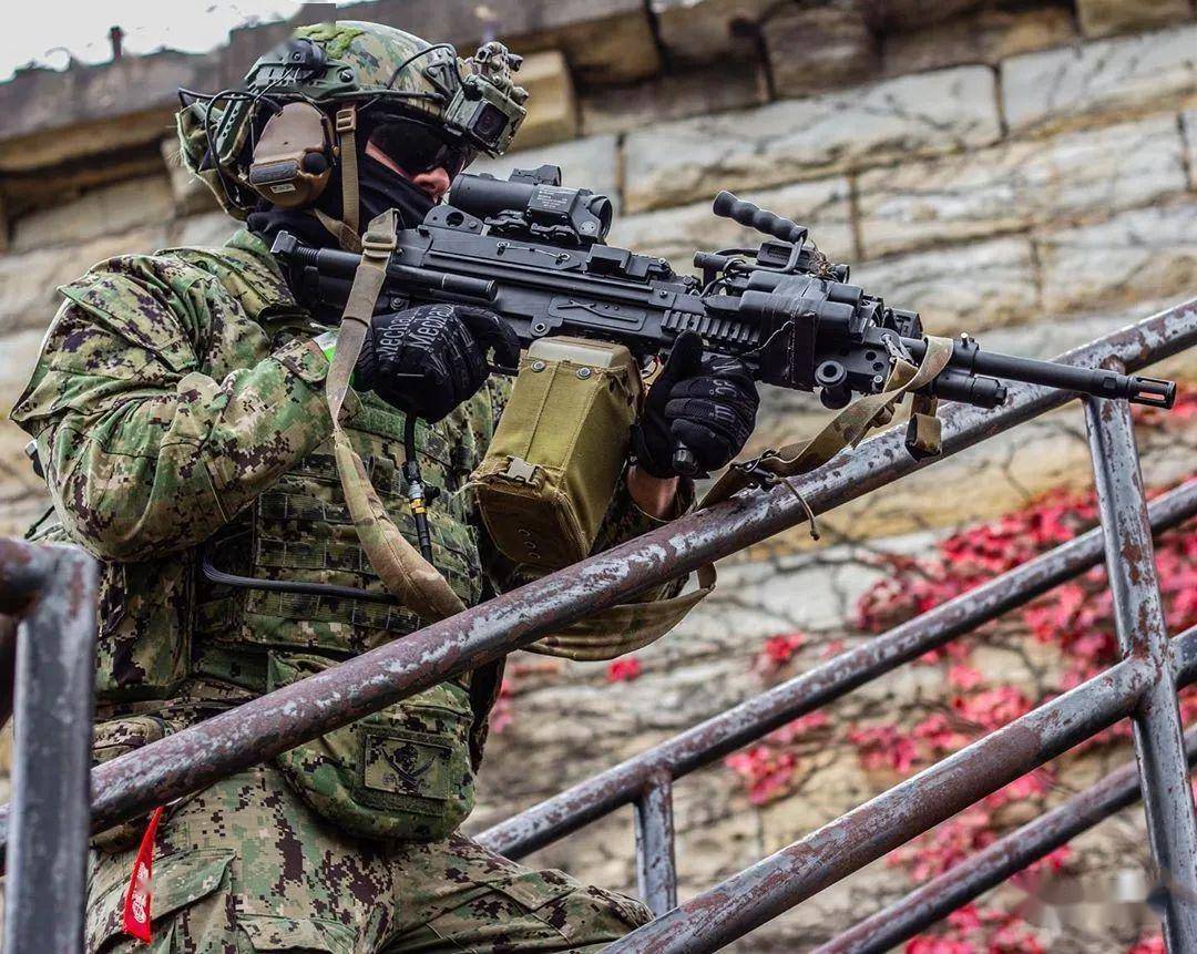 肉眼可见的肌肉线条少见的美国wargame大壮玩家