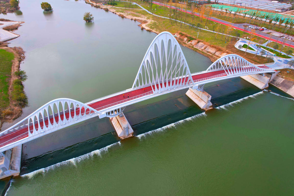 坐落在咸阳沣河金湾西边的咸阳沣河平沙落雁桥景色美的很
