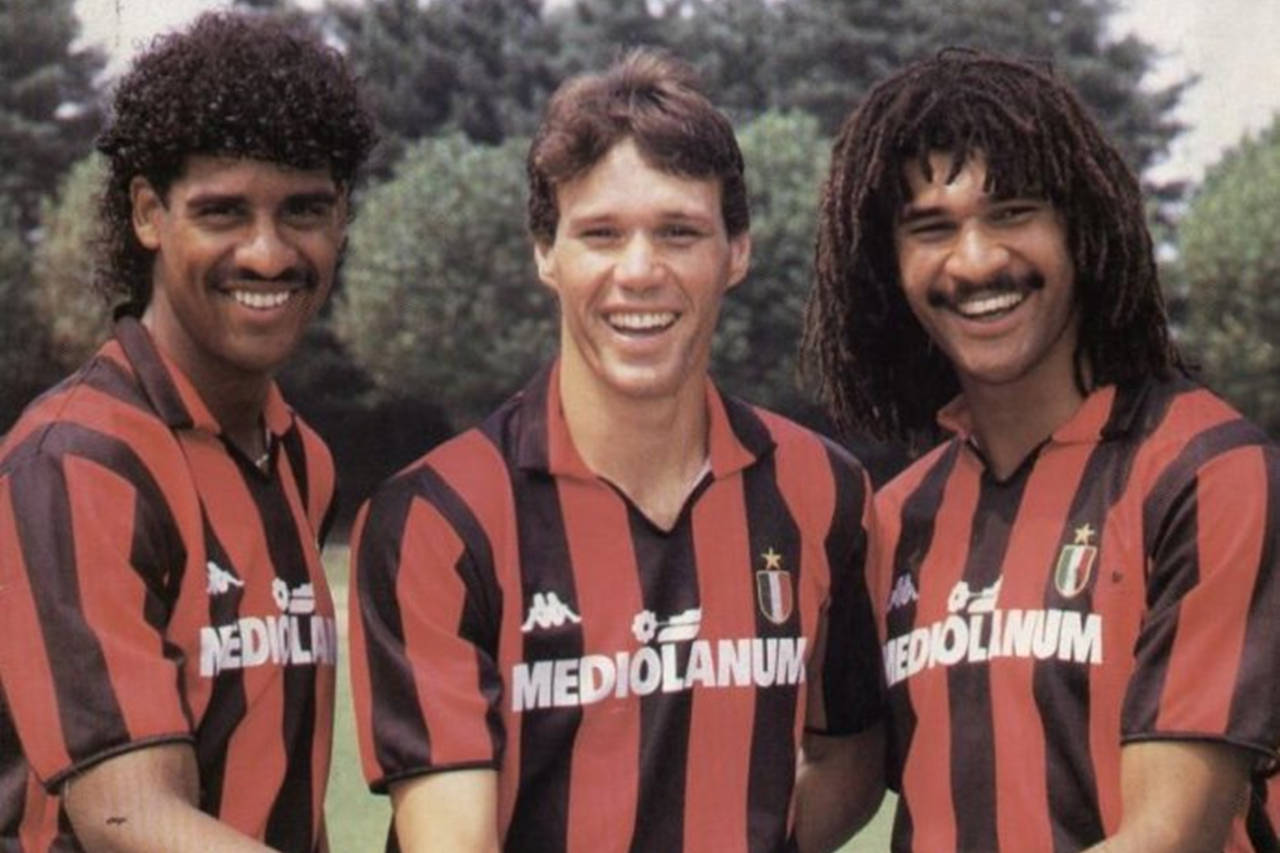 这就是荷兰三剑客时期的ac米兰,传切配合行云流水,让人防不胜防囧体育