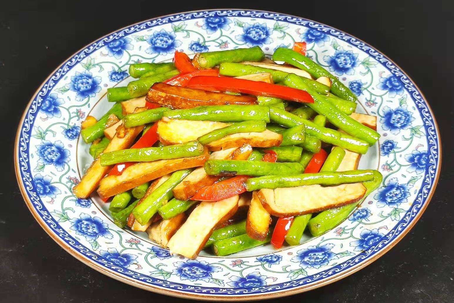 香干炒豆角的家常做法,翠绿的豆角搭配滑嫩的香干,好看又好吃