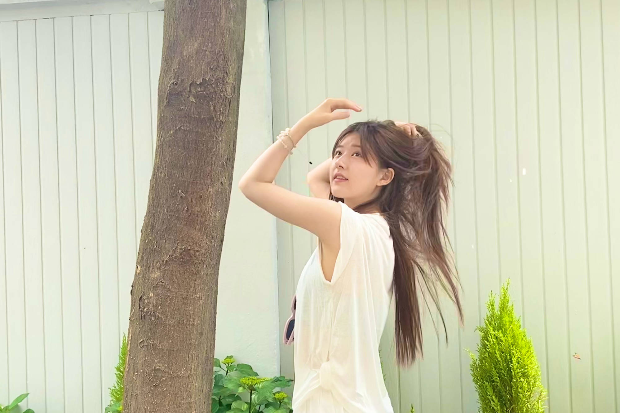 赵露思晒夏日穿搭时尚感真强百褶短裙穿出甜美气质感