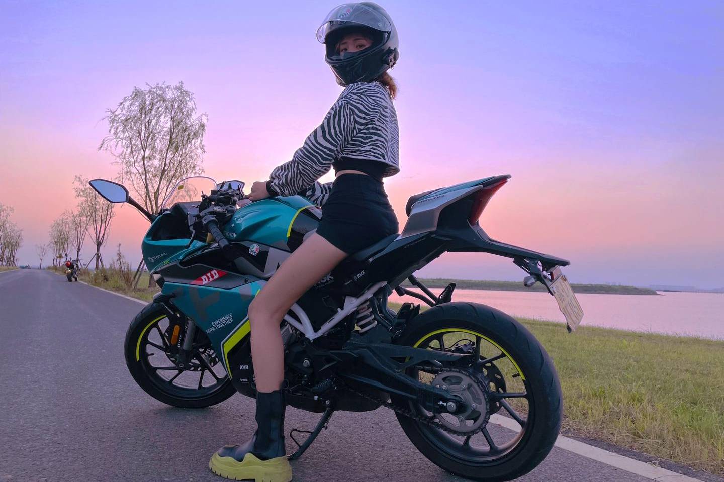 女网红小鱼爱吃鱼车祸遇难 穿超短裙黑丝袜 越线压弯逆行不戴护具