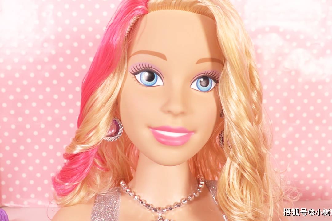 哇芭比娃娃变得真美丽动人是谁帮她打扮的呢
