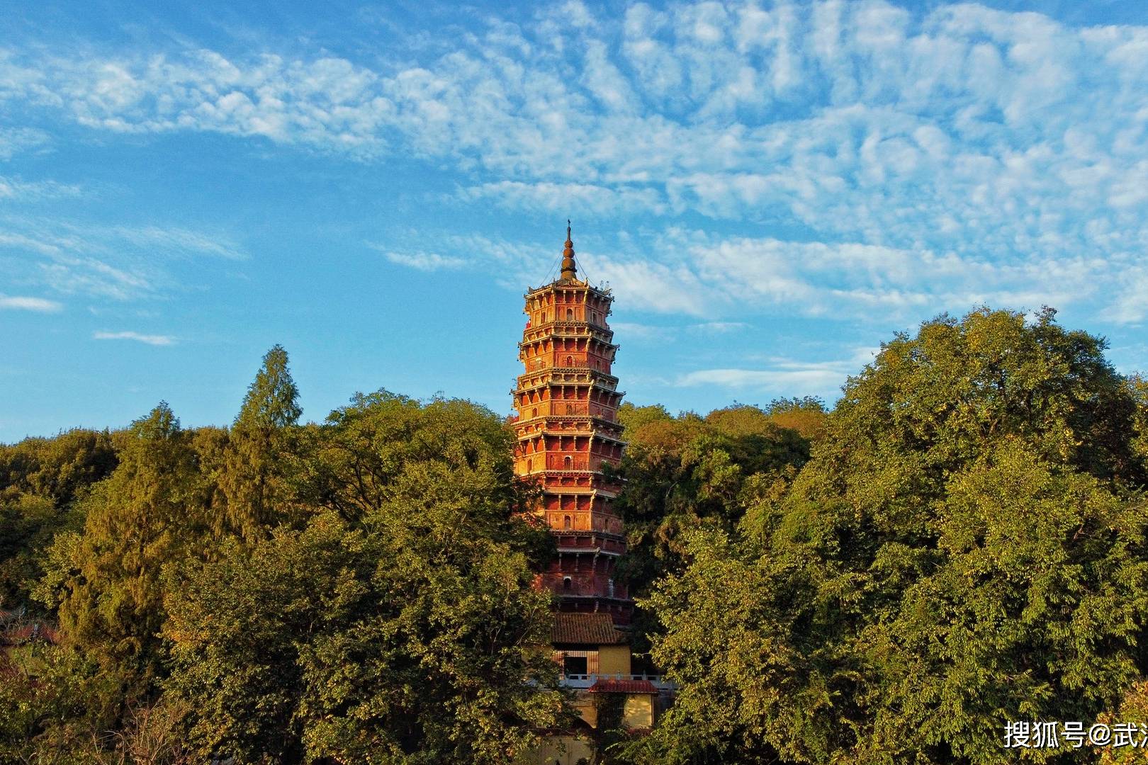 航拍皇家寺院洪山宝通寺和洪山宝塔
