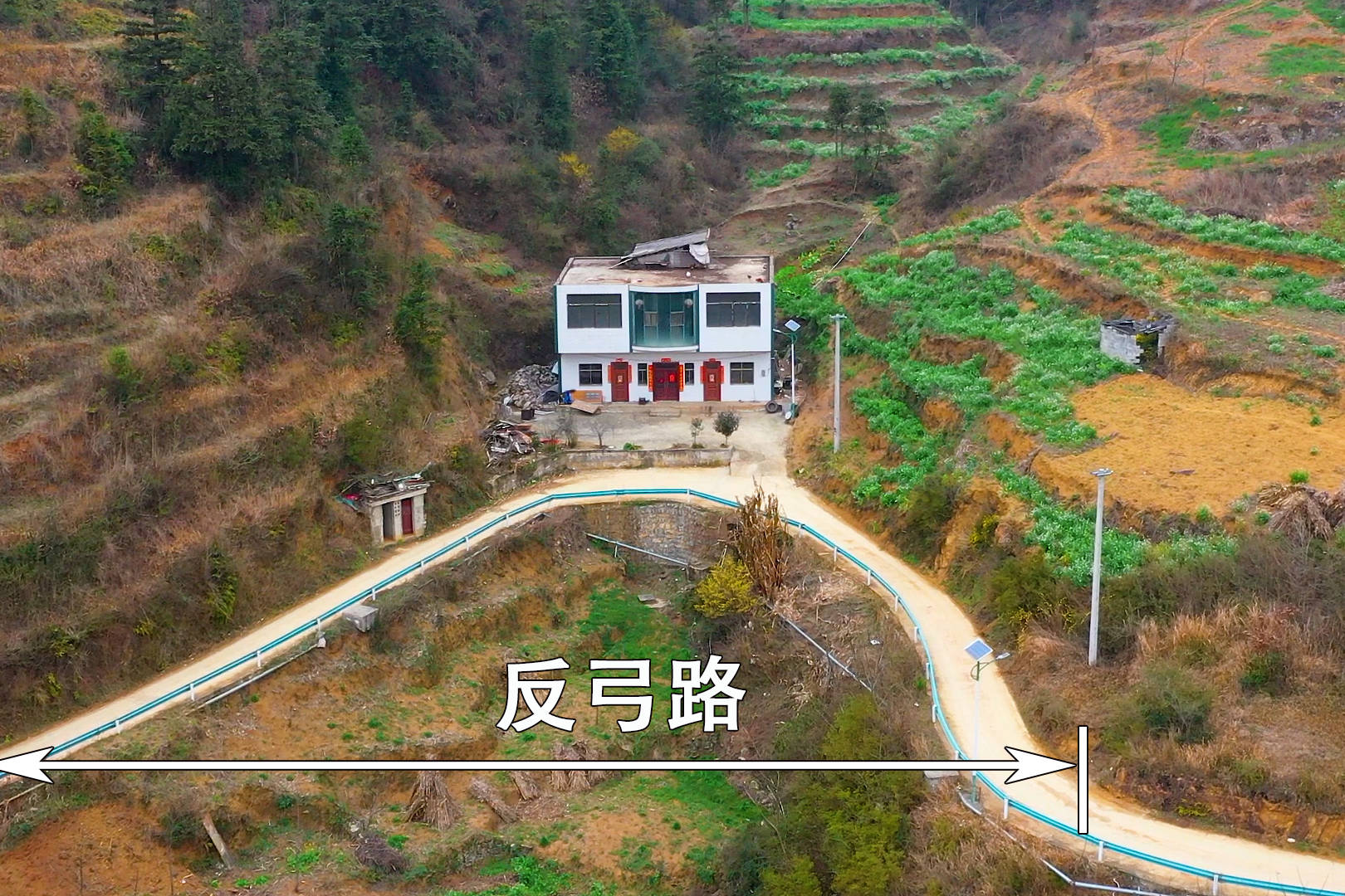 贵州一男子寄钱回家建房子没想到老婆盖在反弓路口这下后悔了