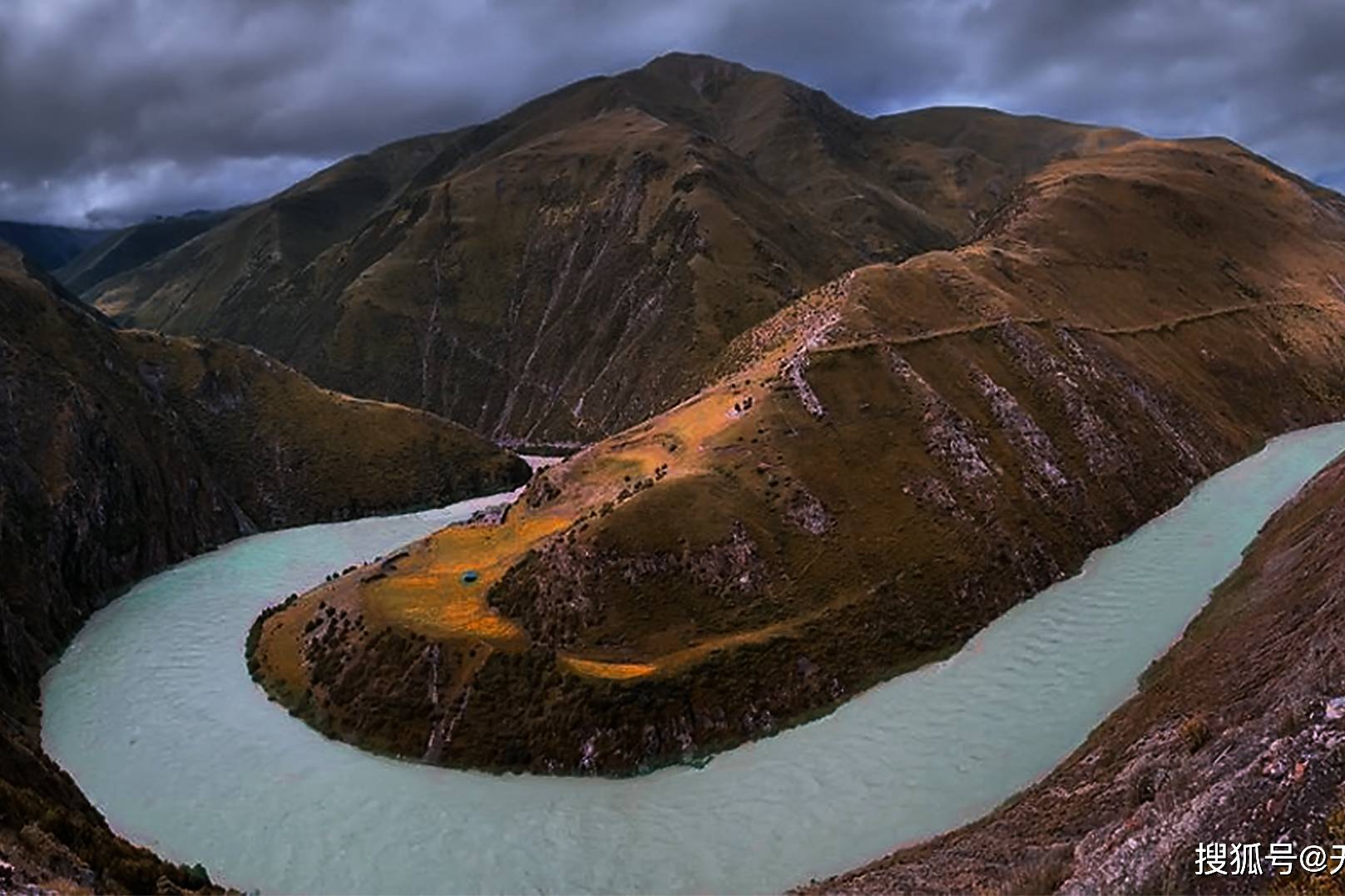 航拍西藏那曲比如县茶曲乡真正意义上的怒江第一湾